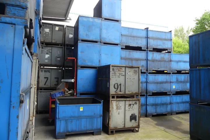 10x Industriebehälter/Metallcontainer (ölverschmiert)